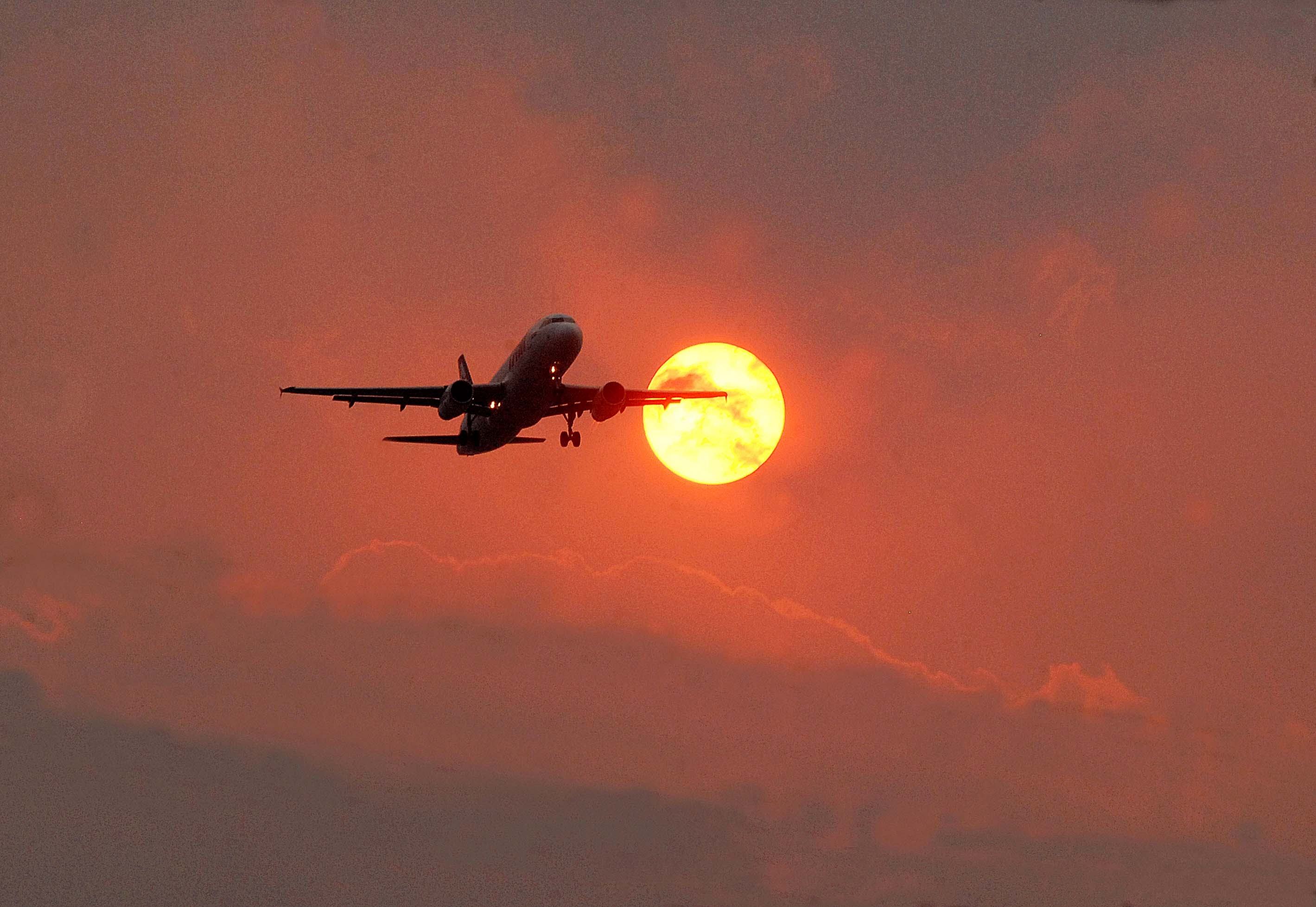 040515_Foto Márcio Lino_Avião por do sol
