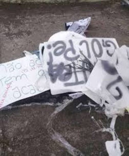 img-Policia-Retira-Secundaristas-Diretoria-Regional-Guarulhos