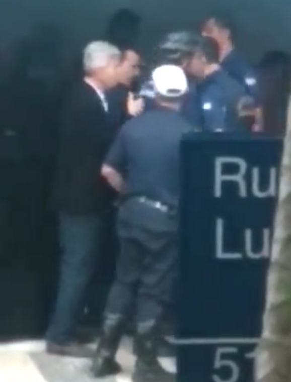 joel bomfim chuta amnifestante