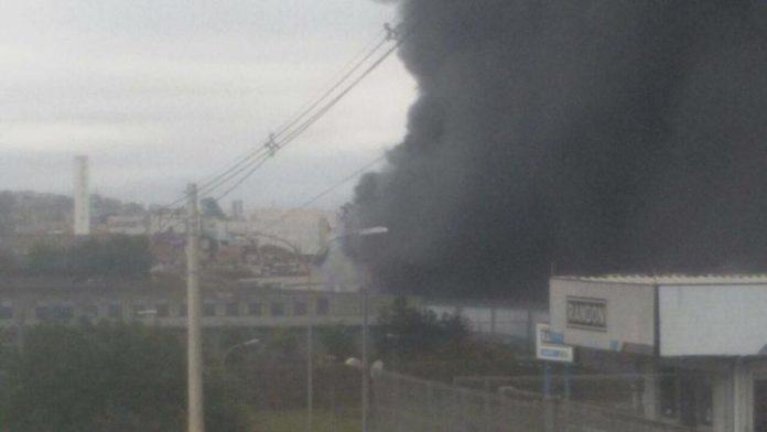Incendio atinge galpao em Guarulhos