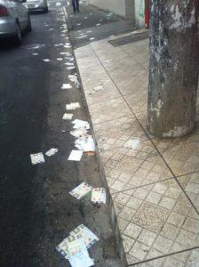 folhetos jogados 2
