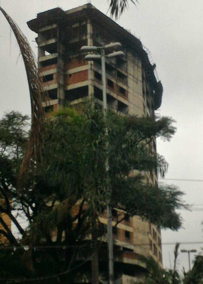 obra-abandonado-na-iv-centenario