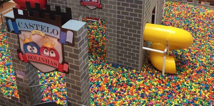 Castelo de bolinhas no Shopping Bonsucesso