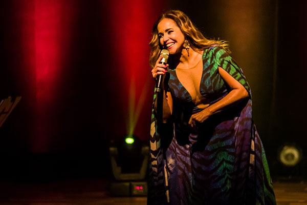 Daniela Mercury, a voz e o violão