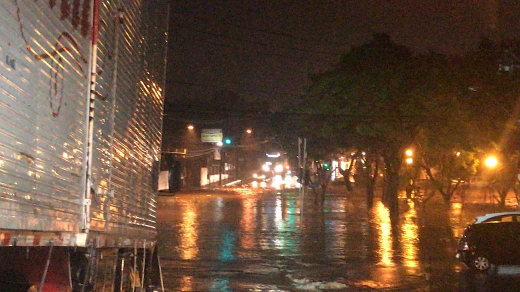 Ruas alagadas em vários locais de Guarulhos