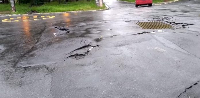 Buraco na rua Francisco Conde