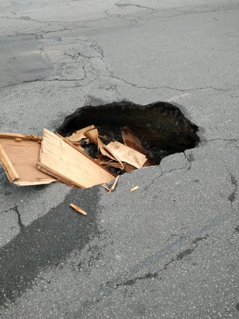 Atenção, Prefeitura, urgente: Buraco perigoso na vila Endres