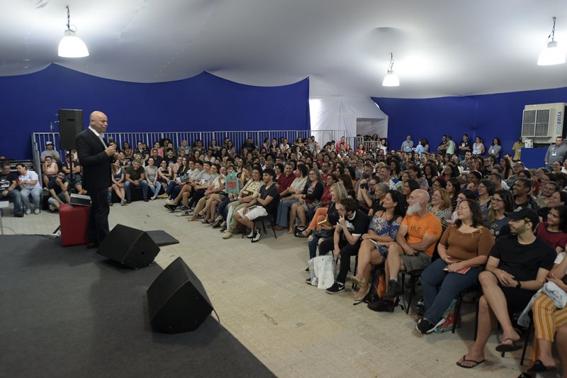Grande público prestigia palestra de Leandro Karnal 2