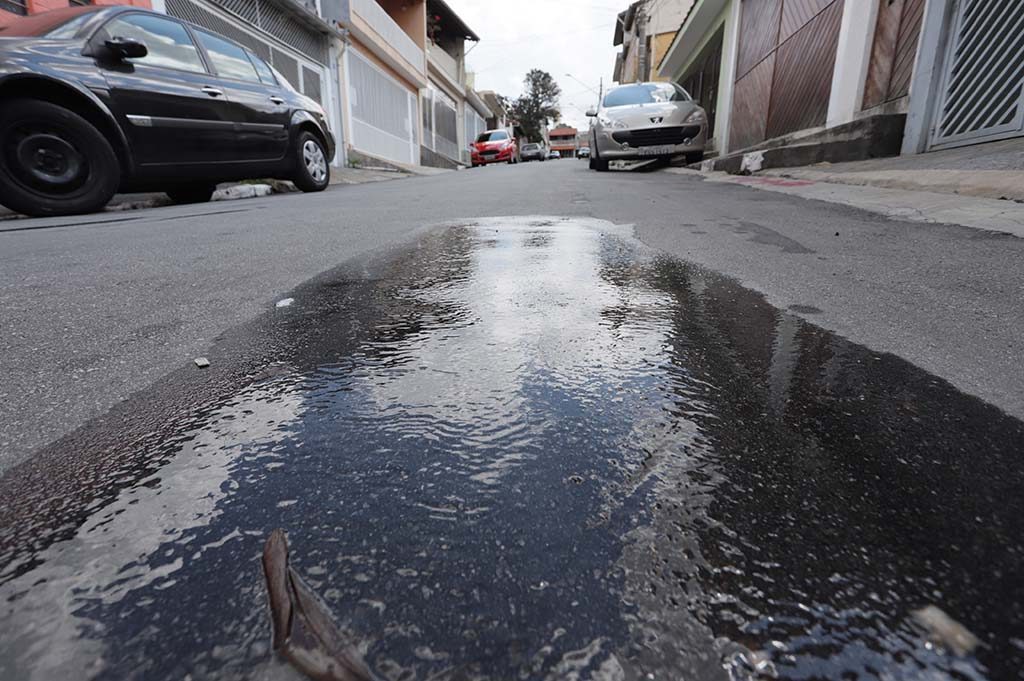 Vazamento rua Pixainguinha (foto: Alexandre de Paulo)