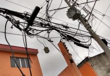 Fiação de telefonia é uma bagunça; parece cão com muito dono