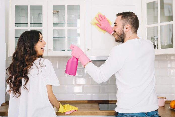 Casal limpando a casa - Freepik