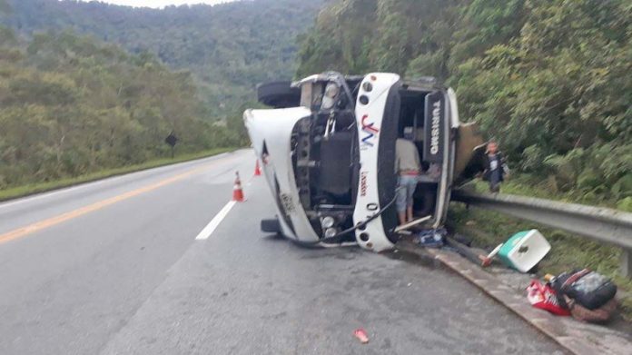 ônibus tombado Mogi-Bertioga