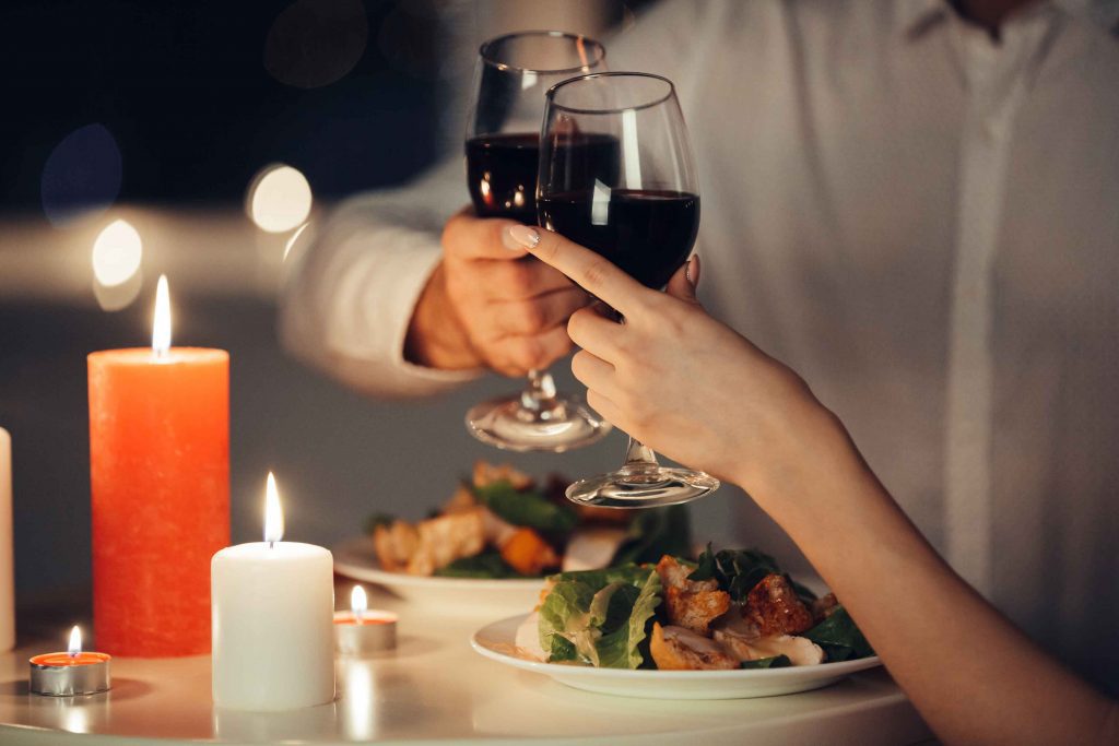 Casal em jantar à luz de velas