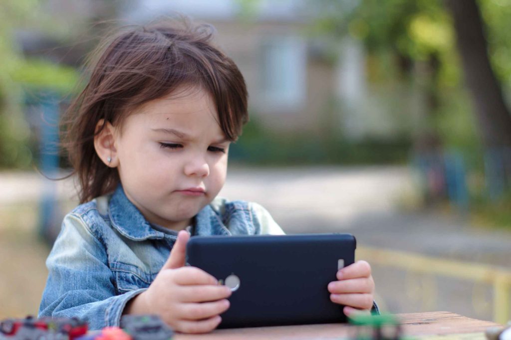 Criança segurando tablet