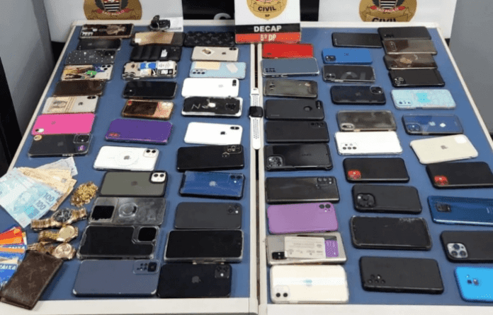 Celulares furtados em São Paulo que foram recuperados — Foto: Polícia Civil/Divulgação