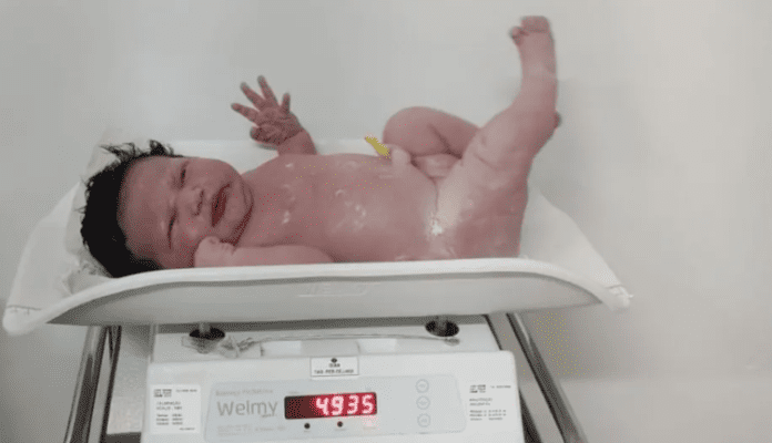 Bebê com quase 5 kg
