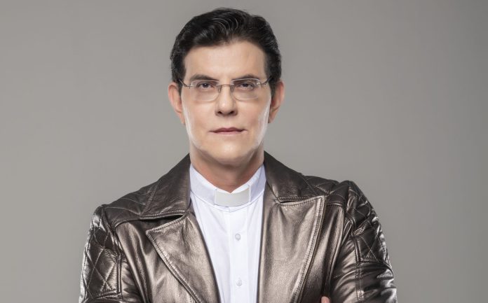 Padre Manzotti (Foto: Washington Possato)