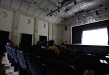 Teatro Padre Bento recebe sessão gratuita de cinema com filme surpresa revelado na hora