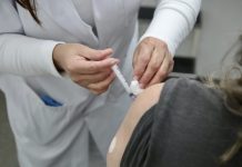 Veja como a vacinação de adultos protege bebês e freia o avanço de doenças consideradas erradicadas