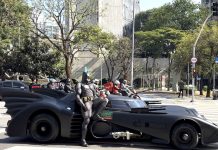 Batmóvel, DeLorean e Tesla Cybertruck causam alvoroço ao circular no Centro de São Paulo
